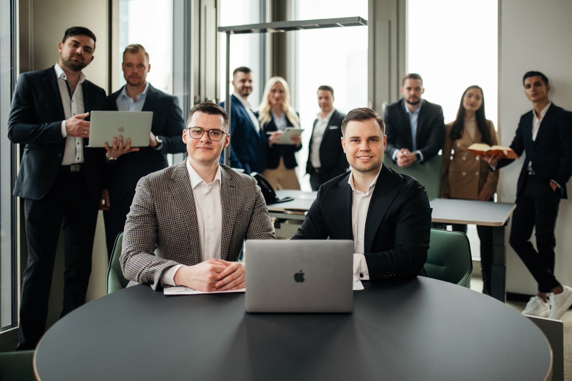 Die beiden Gr&uuml;nder und Ex-Finanzbeamten mit ihrem Team